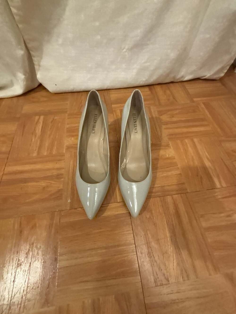 Ellen Tracy Off-White Patent Pointed Toe Kitten Heel Pumps